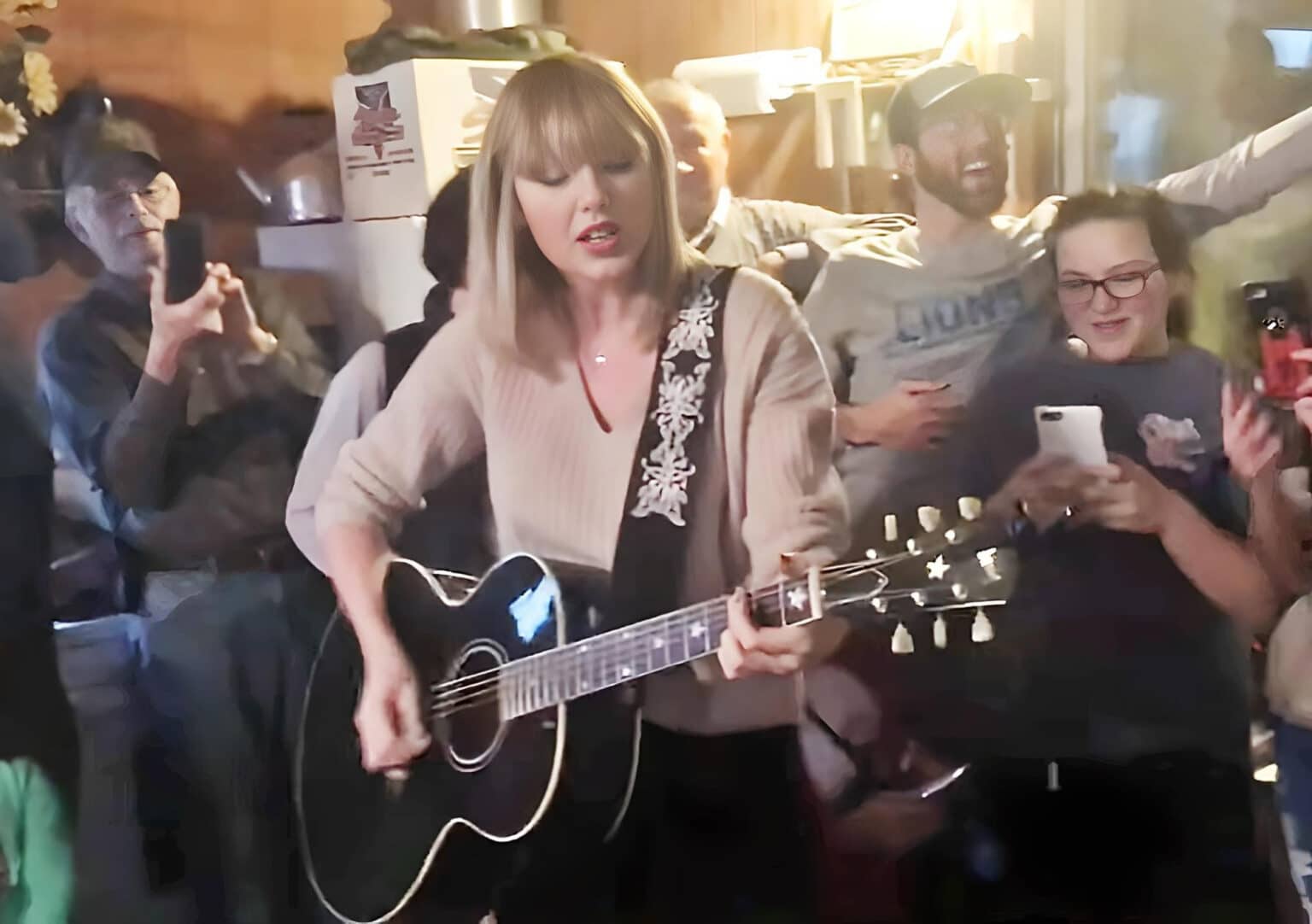 Unexpected Christmas Surprise: Taylor Swift Performs for 96-Year-Old WWII Veteran and Superfan