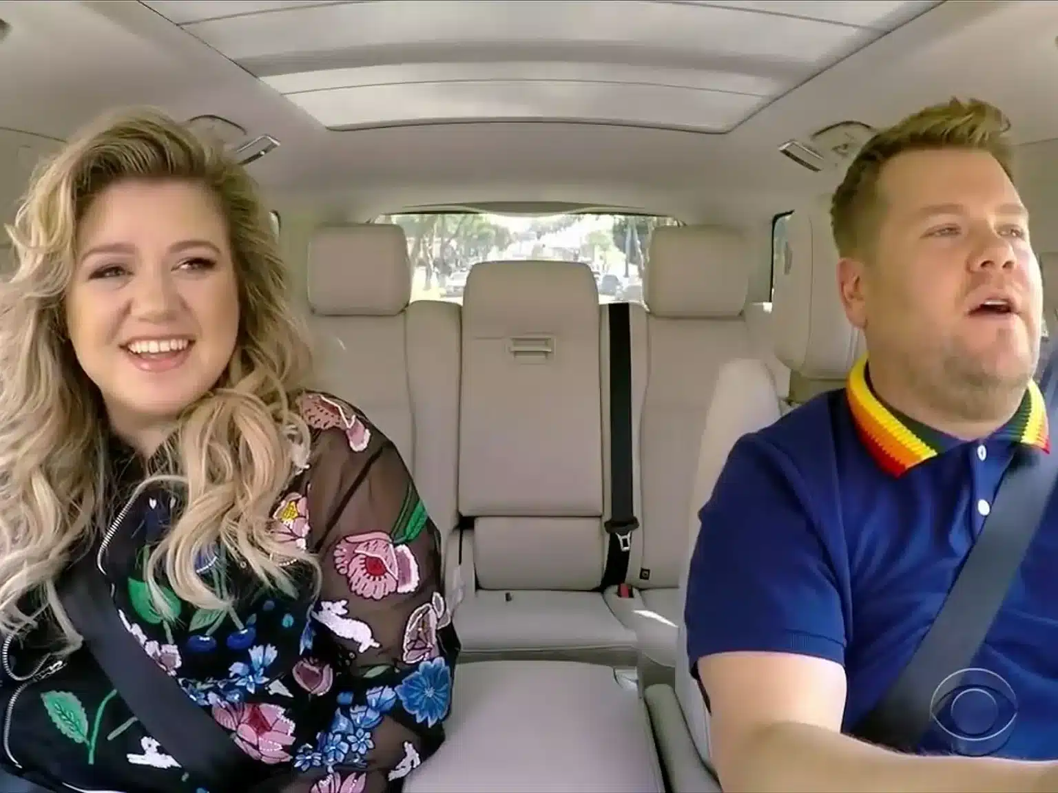 Kelly Clarkson Turns Heads With Her Shocking Cameo On The Nation’s Favorite Musical Ride — “Carpool Karaoke”! Teaming Up With James Corden For The Unforgettable Cruise, Kelly Kicked Things Off By Belting Out Iconic Hits In Her Signature Powerhouse Style, With James Eagerly Singing Along From The Driver’s Seat. But The Real Jaw-Dropper? A Surprise “Date” With None Other Than Her Ex-Husband, Brandon Blackstock — All Happening Inside The Car! The Former Couple Reconnected In The Most Unexpected Way, Sharing Sweet, Intimate Moments Thanks To Corden’s Clever Setup. You Have To See It To Believe It — Watch The Full Clip Below!