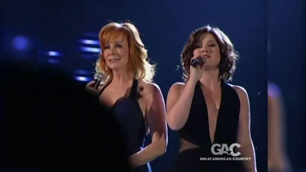 When Kelly Clarkson and Reba McEntire Took the Stage at the ACM Awards to Perform Because of You, They Didn’t Just Sing—They Delivered a Raw, Heartbreaking Moment That Left the Audience Frozen in Awe and Earned Them a Grammy Nomination for Best Vocal Country Collaboration.