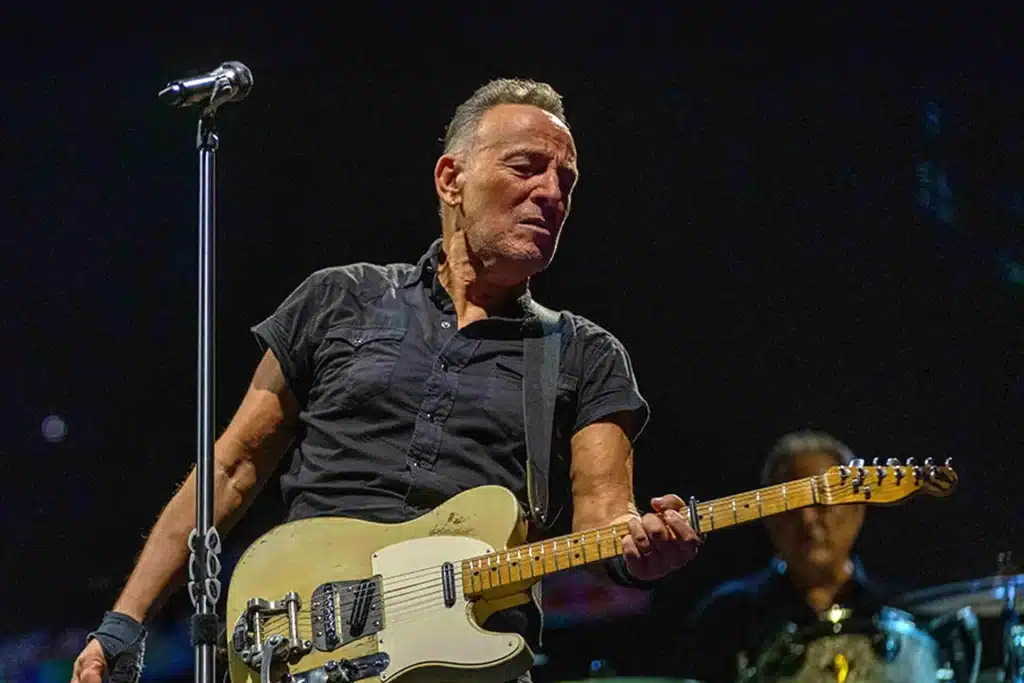 “That’s Why I Want To Return To Toronto!” The Moment Bruce Springsteen Stepped Onto The Toronto Stage, The Atmosphere Exploded—Thousands Roared, Arms Reached, And “The Boss” Smiled Like He’d Just Come Home. Without Hesitation, He Dove Into The Crowd, Letting Fans Cradle Him Like A Rock Legend Reborn In Love.