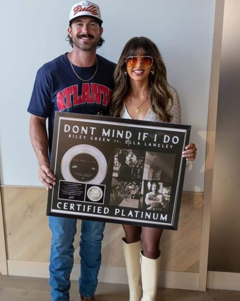 Ella Langley isn’t even a frontwoman, but her name is now attached to a platinum duet that’s rewriting the rules of who gets noticed in country music. When she and Riley Green entered the studio, they weren’t chasing a hit… but they found one. Their latest achievements have fans both excited.