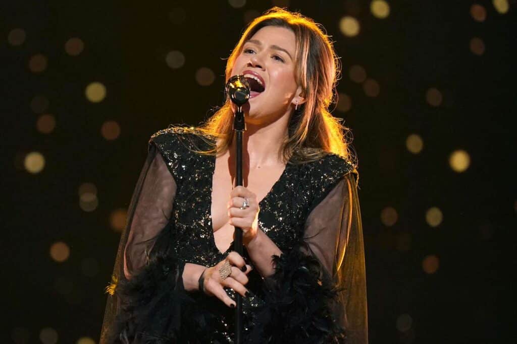 Kelly Clarkson delivered a deeply emotional tribute to Ozzy Osbourne during her sold-out “Studio Sessions” residency at Caesars Palace. With tears in her eyes, she announced his passing and performed a raw, heartfelt rendition of “Changes.” As a touching montage of Ozzy played behind her, the audience of 15,000 was moved to tears, sharing a profound moment of collective grief. Kelly’s performance wasn’t just a cover—it was a powerful farewell that resonated deeply, proving that sometimes the quietest goodbyes leave the loudest impact.