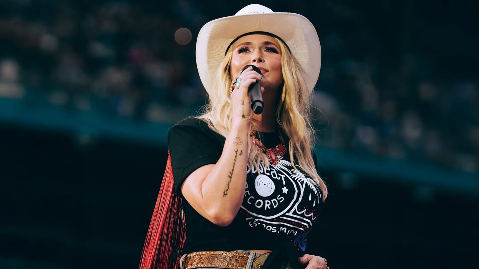 Miranda Lambert Honors Late Father of Bandmate Gwen Sebastian with Emotional Backstage Tribute in Miami by Wearing His Belt Onstage, Turning Forgotten Outfit Moment into a Tearful Celebration of Friendship, Loss, and the Quiet Power of Country Music’s Deepest Bonds