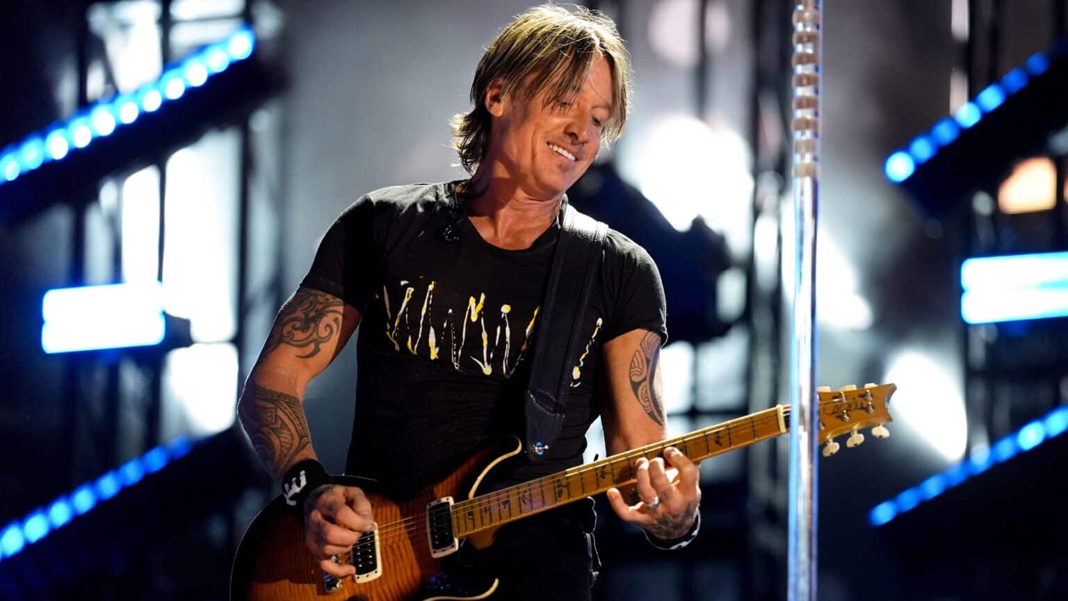 “THIS WASN’T JUST A CONCERT — IT WAS A CELEBRATION OF RECOVERY” — Keith Urban Halts Show, Brings Fan Into Spotlight After 1,384 Days Clean, Turns Arena Into a Heartfelt Tribute to Second Chances. In front of 30,000 roaring fans at the Lasso Montreal Festival, Keith noticed a handwritten sign that stopped him in his tracks: “MY DAD HAS BEEN CLEAN FOR 1,384 DAYS.” Instead of moving on, he paused the music, locked eyes with the fan, and said, “Tonight, you’re the star.” Moments later, Keith stepped into the crowd, pulling the fan into a warm embrace that electrified the arena. To honor the milestone even further, he performed a special song from his Beautifully Broken album, making the night unforgettable. Fans erupted in tears and cheers, witnessing a moment where music, courage, and recovery collided in pure magic.