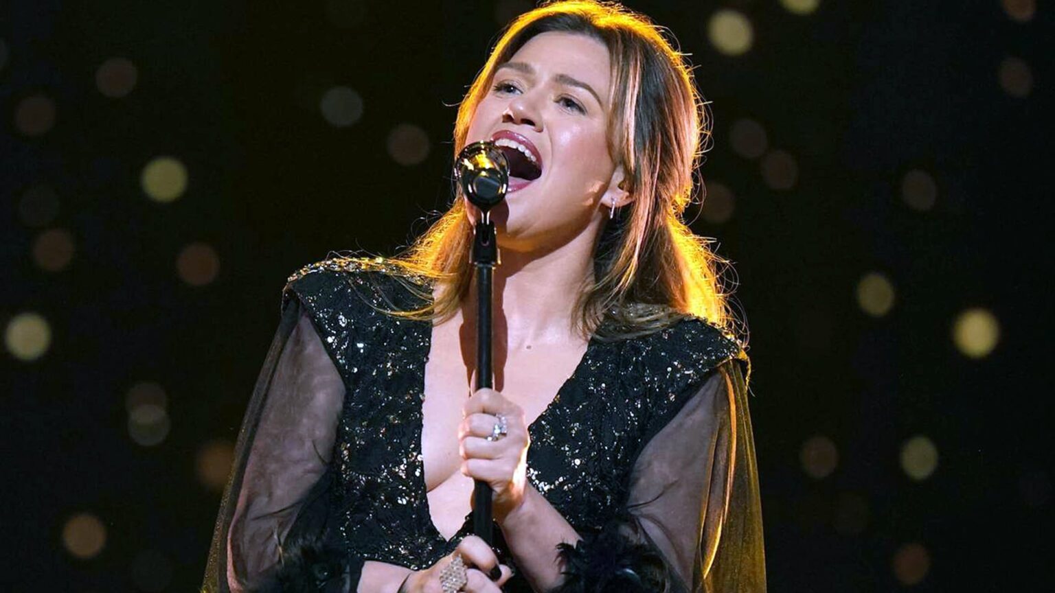 “He Told Me I Wasn’t Sexy Enough to Sit in That Red Chair” — Kelly Clarkson Reveals How Brandon Blackstock Tried to Crush Her Dream of Joining The Voice, Saying She Was Too Much Like Blake Shelton and That the Show Wanted Someone Like Rihanna Instead, Leaving Fans Heartbroken Over How a Woman Who Poured Her Soul Into Country Music Was Made to Feel She Wasn’t Enough