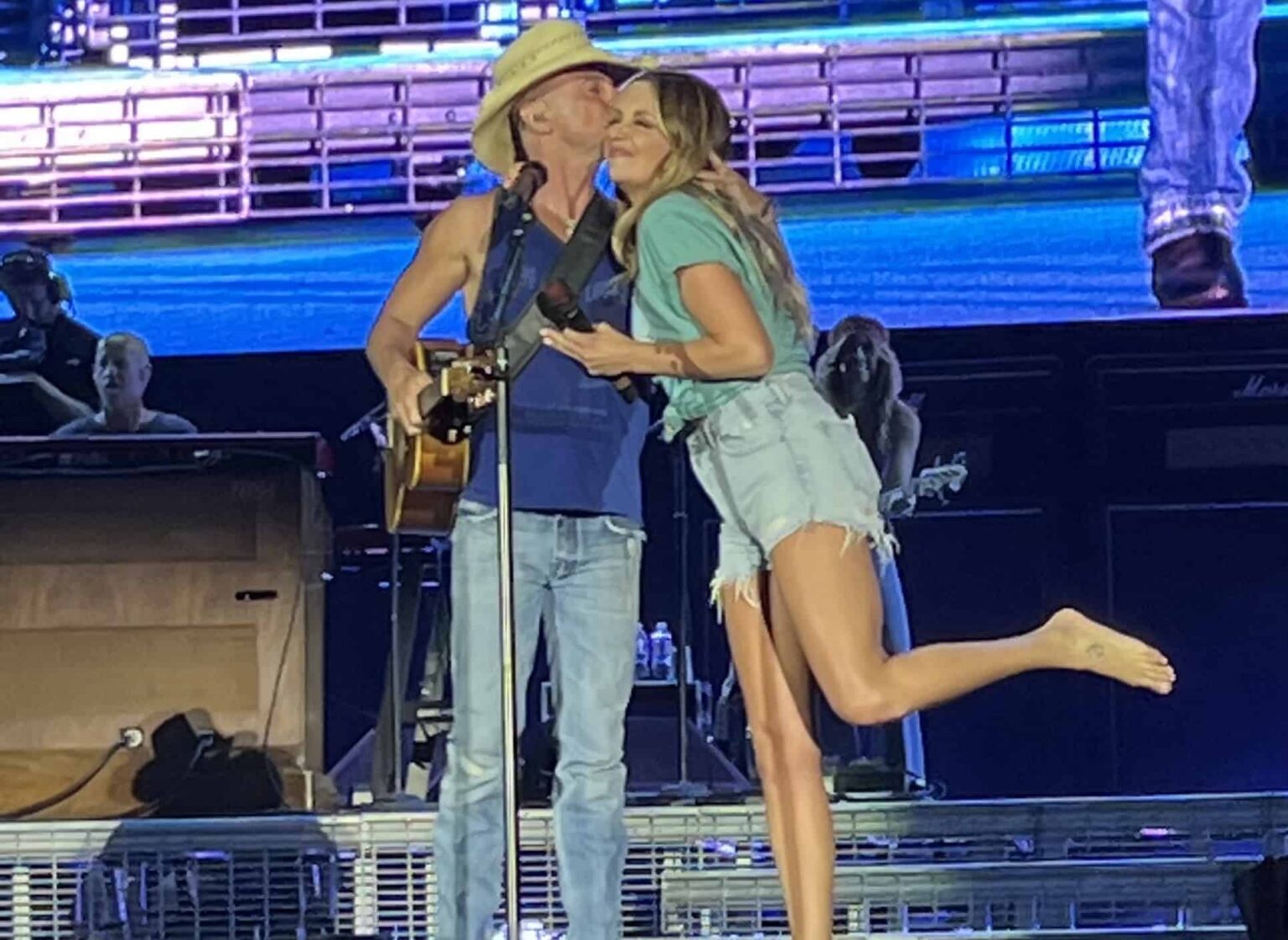 Kenny Chesney shocked a stadium of fans when his mom forced a duet with Carly Pearce and it turned into a raw, barefoot performance that no one expected.