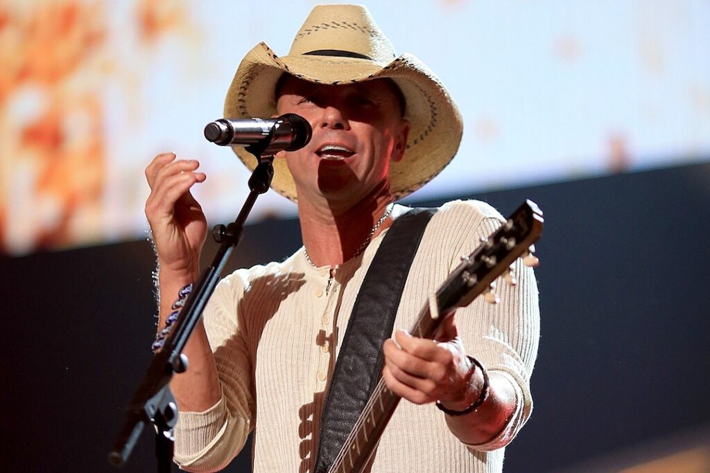 Kenny Chesney Left the ACM Crowd Frozen in Silence with His Emotional Rendition of Brooks & Dunn’s “You’re Gonna Miss Me When I’m Gone.”