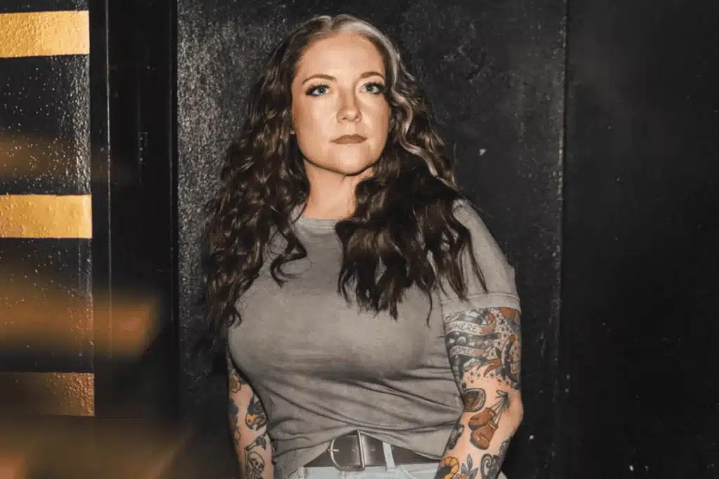 GRAMMY Winner Ashley McBryde Cancels Multiple Shows—Fans React as She Communicates in ASL After Doctor’s Dire Warning