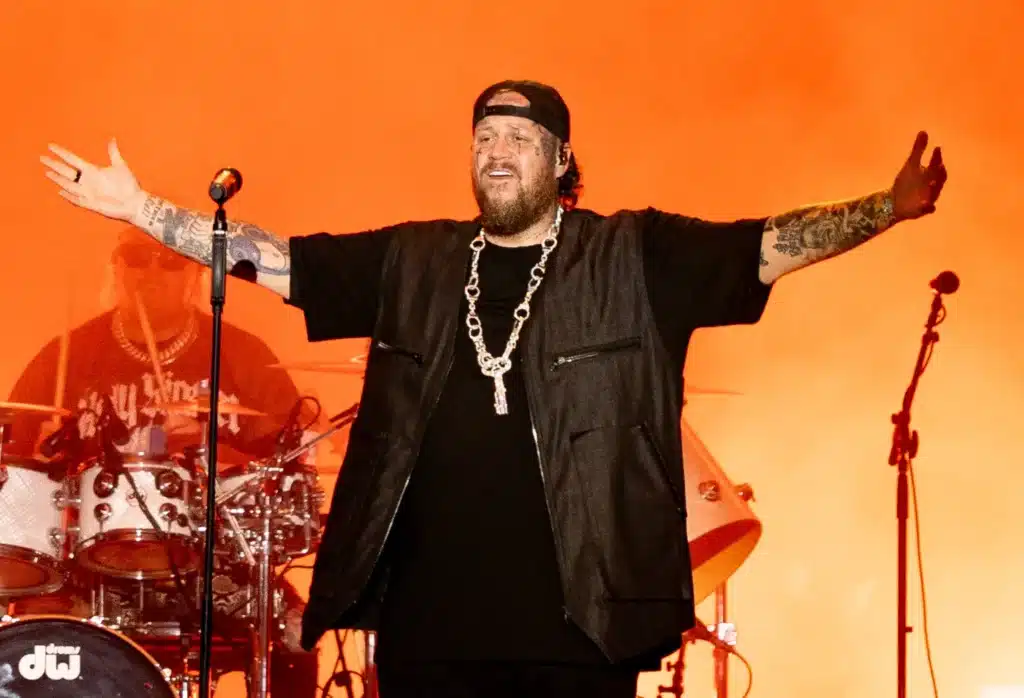 Country star Jelly Roll shocked NFL players and fans alike when he revealed during a surprise appearance at the Tennessee Titans’ training camp that he has already dropped 200 pounds and is pushing for another 50 to secure what he jokingly called his “NFL contract.” The 40-year-old “Save Me” singer delivered the bombshell while giving a motivational talk, drawing applause from stunned players who couldn’t believe his transformation. Audience members said the room went silent for a split second before erupting in cheers, with several players shouting encouragement back at him. Jelly Roll’s public weight-loss journey began in late 2022, and the numbers he revealed left even longtime fans reeling