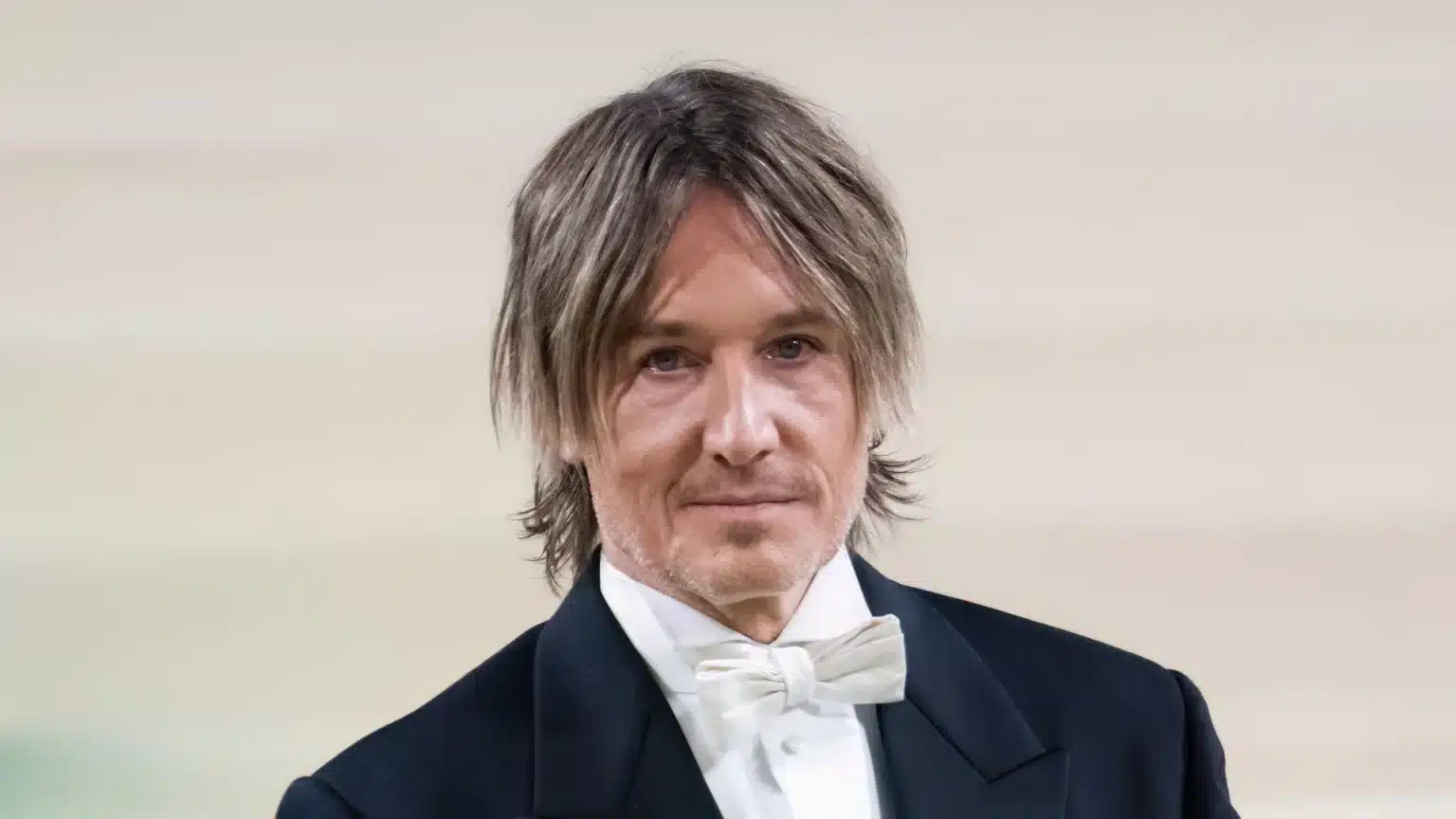 “I STILL LOVE HER… BUT SOME STORIES DON’T GET A HAPPY ENDING.” 💔 — KEITH URBAN’S TEARFUL CONFESSION THAT SHOOK THE WORLD The arena went silent. One sentence — trembling, raw, and soaked in heartbreak — stopped everything. Under the soft lights of his final tour stop, Keith Urban finally spoke about the rumors, the silence, and the love that slipped through his fingers.