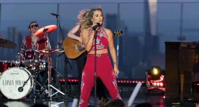 She Sang Like the Storm Itself Was Trying to Silence Her — Lainey Wilson Defies Fierce Winds Over New York City with Soul-Stirring Performances of ‘4x4xU’ and ‘Hang Tight Honey,’ Proving No Force of Nature Can Dim Her Fire