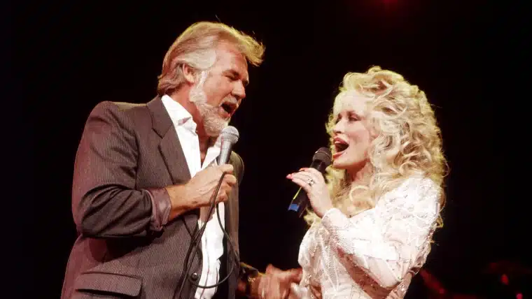 Kenny Rogers And Dolly Parton Reunite After 15 Years For A Heartfelt Live Performance Of Their Timeless Hit “Islands In The Stream,” Reminding Fans Why It Remains The Greatest Country Duet Of All Time