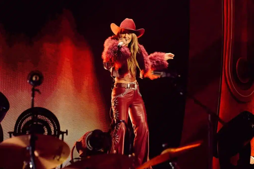 Houston Concert Turns Legendary as Lainey Wilson Gives 190% and Surprises Opening Act with Wild Stunt!