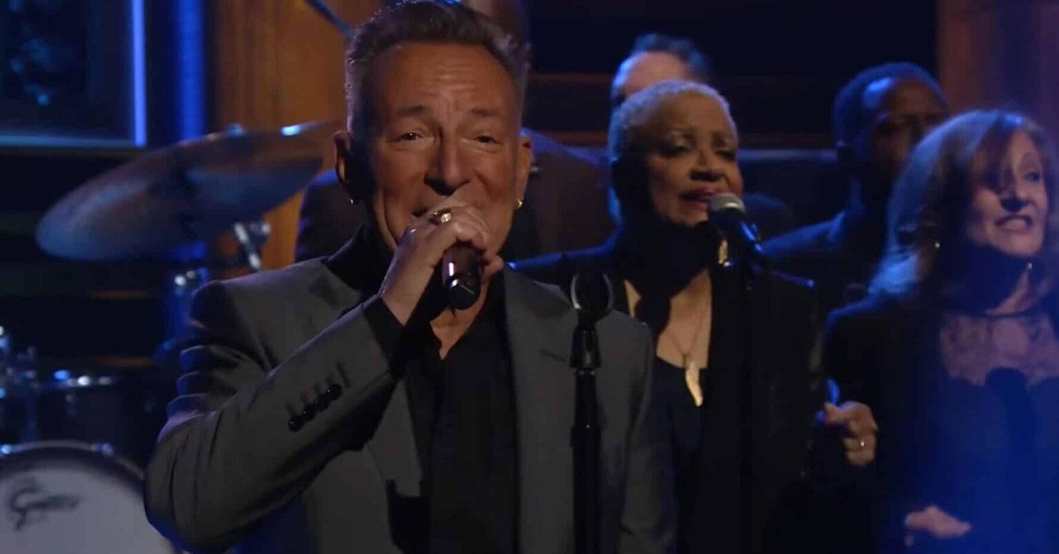 “3 MILLION VIEWS IN 48 HOURS — AND EVERY SINGLE ONE MAKES PERFECT SENSE.” That’s how fast Bruce Springsteen’s electrifying cover of Frank Wilson’s “Do I Love You” on The Tonight Show Starring Jimmy Fallon rocketed across the internet, leaving fans breathless and critics stunned. The moment he stepped out in that sleek, midnight-black suit — shoulders squared, eyes glowing with that unmistakable Springsteen fire — the room changed. And when he leaned into the microphone and whispered, “This one hits me right in the heart…” you could feel the entire audience tilt forward, bracing for something extraordinary.