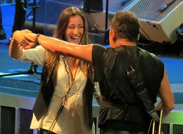 “A Father’s Heart Always Finds Its Way Back To His Daughter.” ❤️ When Bruce Springsteen stepped onto the Paris stage and created the most tender moment of the night. In front of 10,000 fans, the 62-year-old rock legend surprised everyone by inviting his 20-year-old daughter, Jessica, to join him for a slow, heartwarming dance to his classic “Dancing in the Dark.” As the spotlight wrapped around them, Bruce gently held his daughter close, smiling with that unmistakable mix of pride and softness only a father can feel. Jessica laughed, resting her head lightly against him, and for a moment the stadium fell into a hush — watching not a superstar, but a dad dancing with his little girl all grown up.