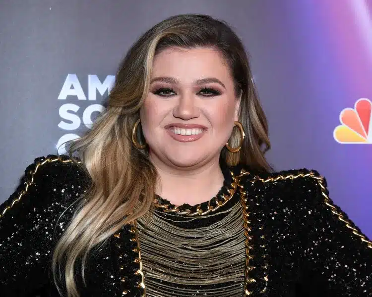 UNRECOGNIZABLE! Kelly Clarkson’s Curly Blonde Wig Leaves Everyone Stunned This Halloween!