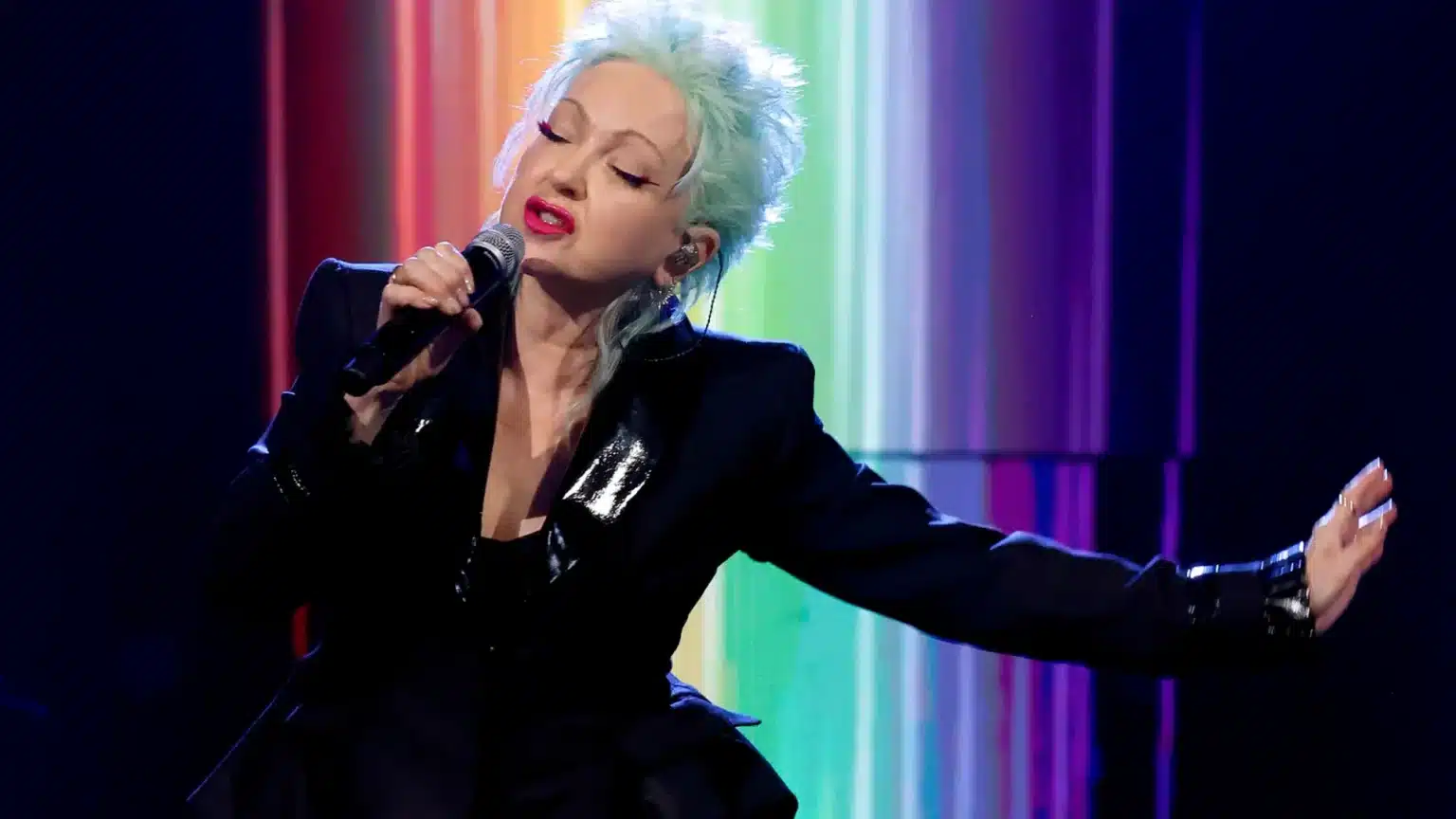 “SHE NEVER ASKED FOR PERMISSION — SHE JUST BLEW THE DOORS OFF.” Bruce Springsteen’s Fiery Tribute To Cyndi Lauper At The 2025 Rock & Roll Hall Of Fame Left The Entire Arena Shaking.