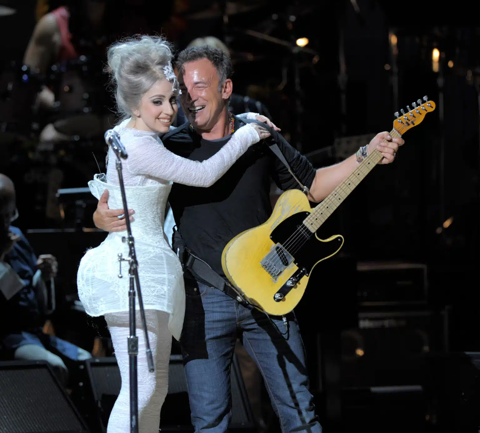 “EVERY EYE IN THE STADIUM HELD BACK TEARS AS THEY STEPPED OUT OF THE SHADOWS.” Lady Gaga, Barefoot In White, And Bruce Springsteen, Telecaster In Hand, Collided On The MetLife Stage In A Moment So Raw, So Electrifying, That The Crowd Forgot How To Breathe.