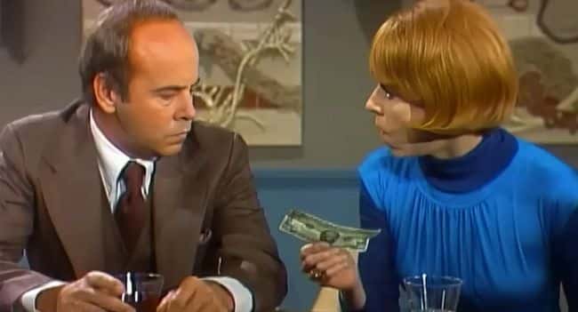 “TURN IT INTO THE BANK? THEY’LL PUNCH A HOLE IN IT!” – Carol Burnett’s Hilarious Counterfeit $20 Skit That Turns A Simple Bar Visit Into A Comedy Masterpiece