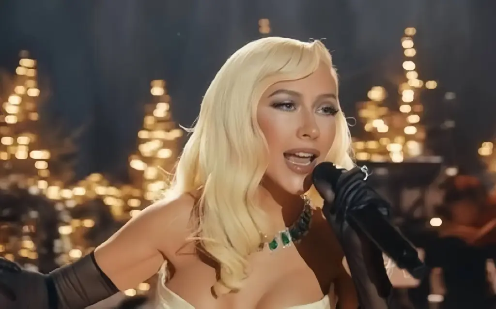 Christina Aguilera Stuns The World With A Breathtaking Eiffel Tower Performance That Turns A Simple Song Into A Once-In-A-Lifetime Moment Of Magic And Pure Vocal Power