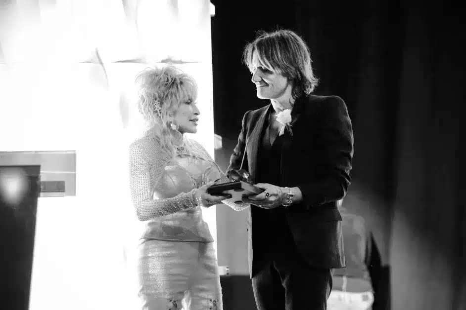 “FROM CHILDHOOD BANJO TO LIFELONG GRATITUDE.” Keith Urban left fans speechless when he sent Dolly Parton an emotional 80th birthday message, beginning with an old recording of himself as a 10-year-old playing the banjo and singing her songs. No stage or glamour, just genuine gratitude for the woman who inspired music, compassion, and faith for decades. When Keith says “thank you for everything you’ve given to the world,” it’s not just a birthday greeting—it’s a beautiful circle closing in on childhood, music, and an undying love for the legend Dolly Parton.