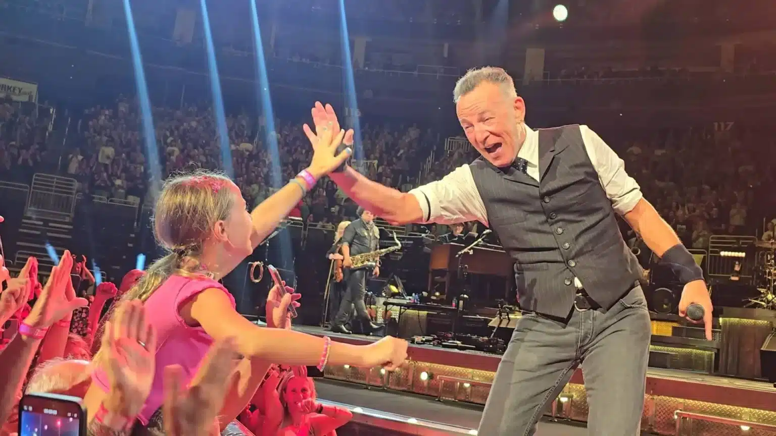 “Wait… wait a second.” — that brief phrase from the microphone instantly silenced over 18,000 spectators in the stadium, just as Bruce Springsteen was reaching the climax of the concert. A few seconds later, a tiny hand reached up from the front row, and that moment derailed a setlist that had been prepared for months. At 74, “The Boss” didn’t shock with loud music or stage fireworks, but with a pure, heartfelt reaction. What followed lasted less than 10 seconds, but it was enough to send thousands of phones recording simultaneously and cause social media to explode within hours. It wasn’t a gimmick, nor was it a random improvisation — a rare moment when a legend humbled himself to the level of a child. And that unscripted moment became the most talked-about moment of the entire tour.