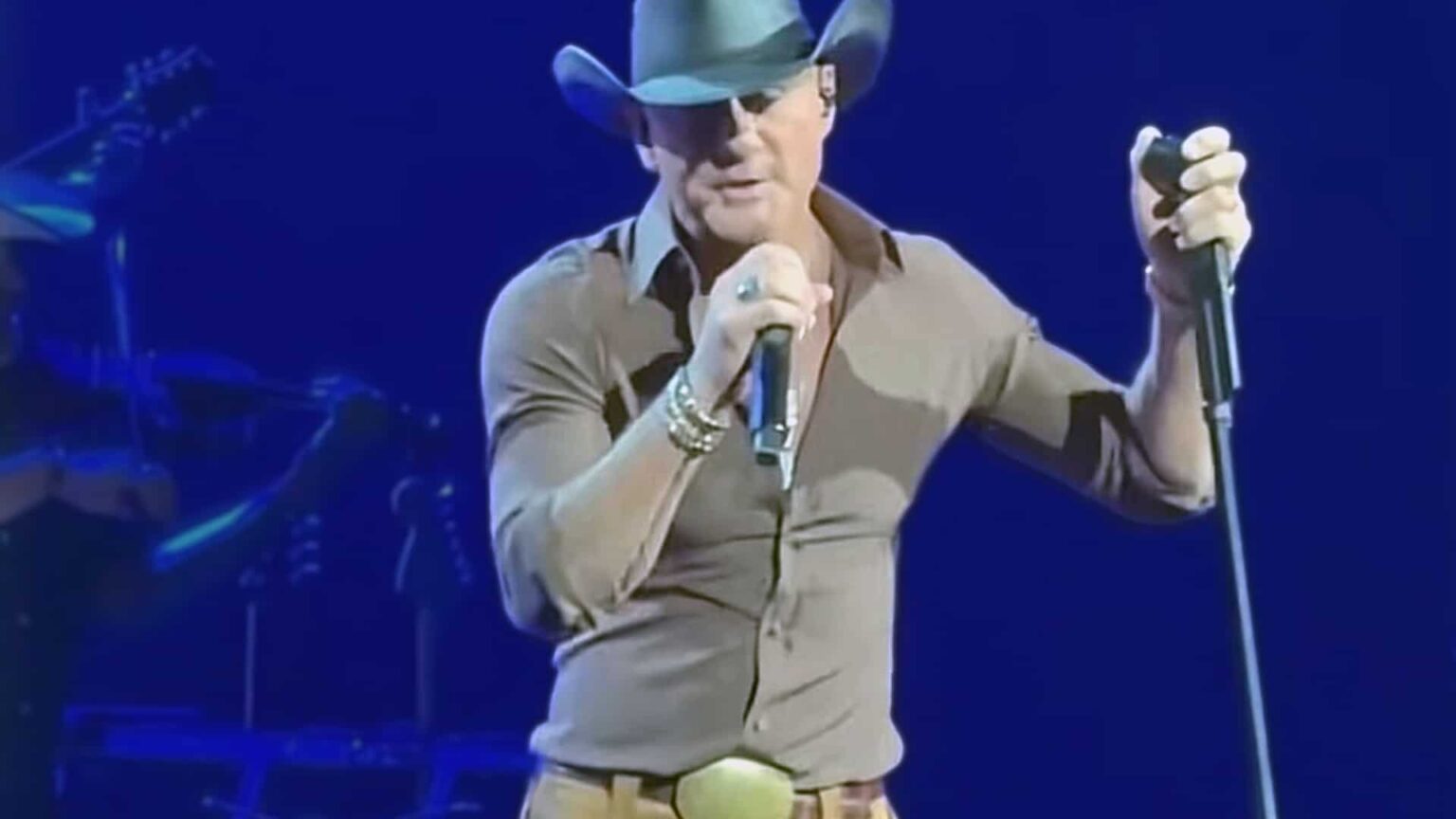 Tim McGraw’s Vegas Pants Spark Internet Meltdown And Lainey Wilson Caught a Stray
