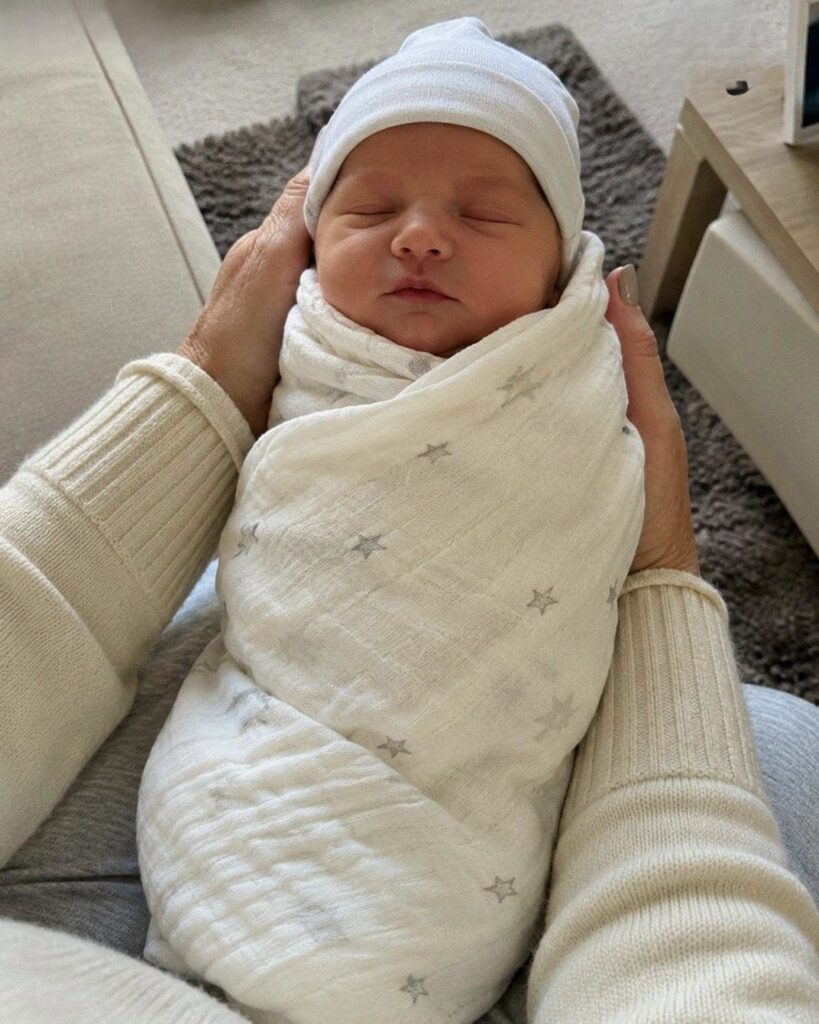 My Daughter-in-Law Never Let Anyone Help Bathe the Baby – Until One Night She Fell Asleep on the Couch