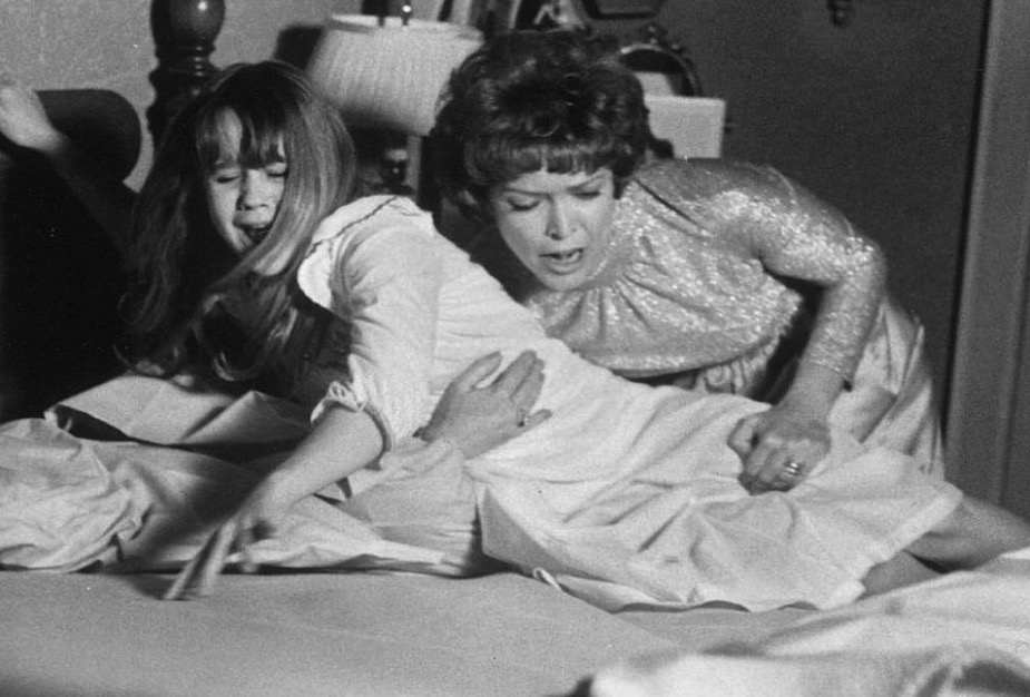 The iconic actress just turned 92 – for years, she lived with a schizophrenic husband who raped her… Now look at her today!