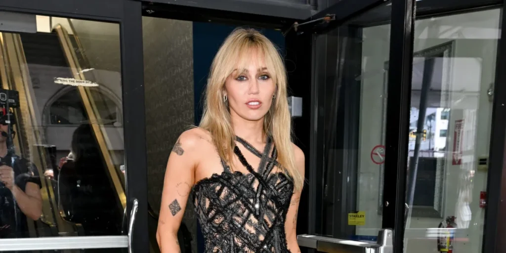 Miley Cyrus Makes a Surprising Move After Her Godmother Dolly Parton’s Passing – Details & What the Public Is Saying About It Online